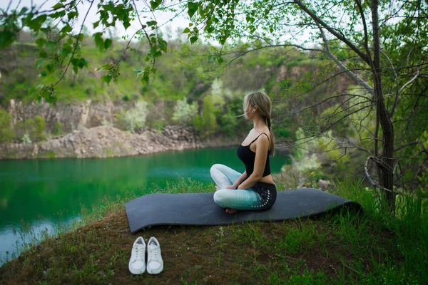 Girl Sportswear Meditates Lake Yoga Concession — Fotografia de Stock