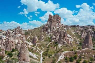 Kapadokya manzarası, dağların güzel manzarası ve antik Türklerin şehri.