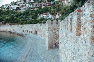 Alanya 'nın ortaçağ kale duvarı Akdeniz boyunca uzanır.