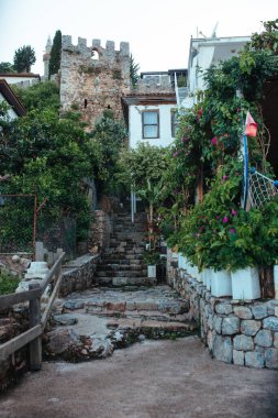 Alandaki kalenin manzarası ve dağın eteğindeki eski şehir.