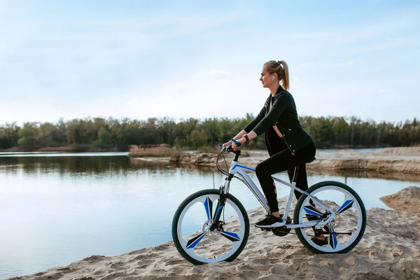 Beautiful Girl Bike Sand River Sport Recreation Concept — Zdjęcie stockowe