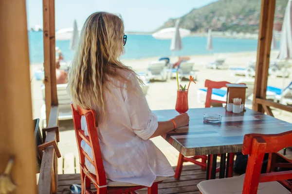 Girl White Shirt Sits Cocktail Restaurant Sea Tourism Concept — Stockfoto