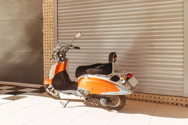 Vintage Scooter Parked Closed Garage — Fotografia de Stock