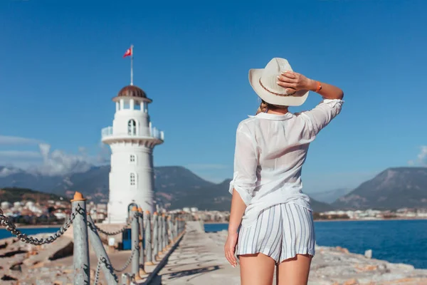 Mooie Vrouw Staat Bij Vuurtoren Een Wit Shirt Een Strohoed — Stockfoto