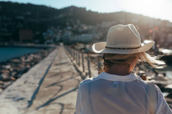 Mooi Meisje Witte Wandelingen Langs Steeg Van Haven Van Kalkoen — Stockfoto