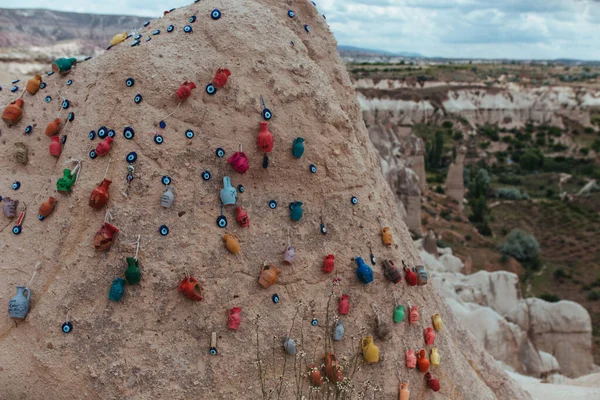 Berg Cappadocië Opgehangen Met Medaillons Van Het Kwade Oog Keramische — Stockfoto