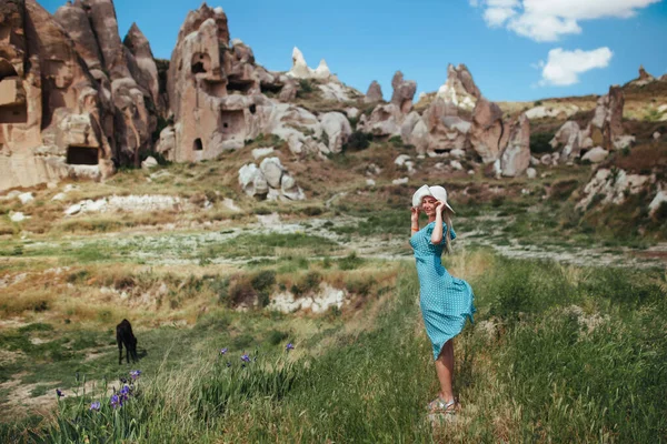 Şapkalı Turkuaz Elbiseli Güzel Bir Kız Kapadokyanın Rahatlama Zeminine Karşı — Stok fotoğraf