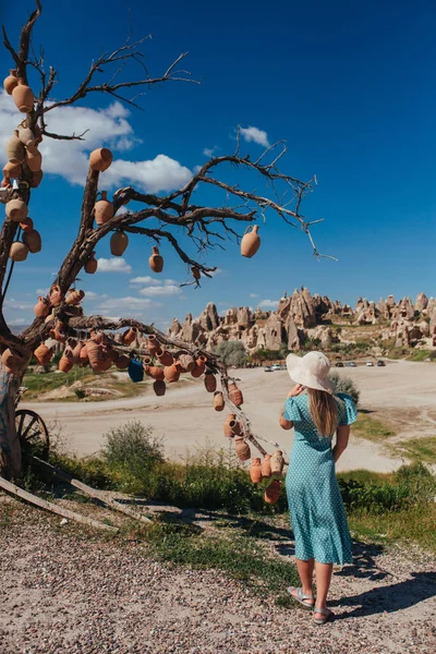 Şapkalı Pembe Elbiseli Bir Kız Kapadokya Seramik Tabaklarla Asılı Duran — Stok fotoğraf