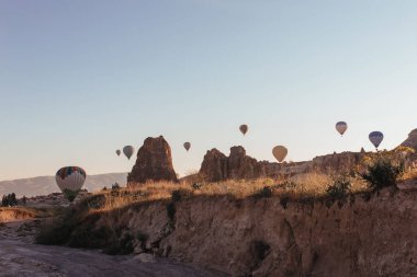 Kapadokya 'da güneş doğarken sıcak hava balonu geçidi
