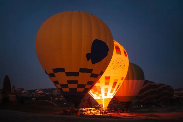 Blåsa Upp Varmluftsballonger Natten — Stockfoto