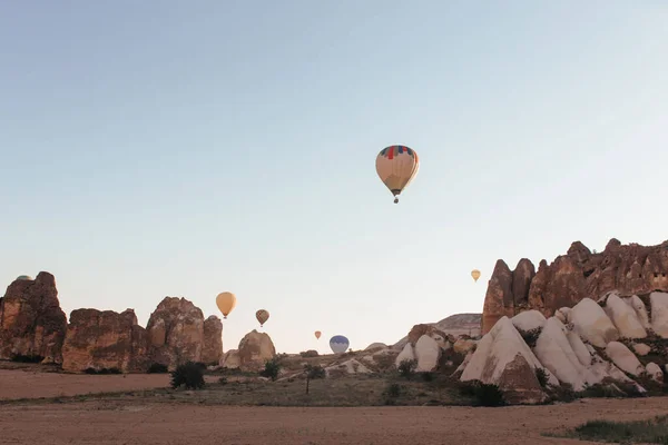 Heißluftballon Schwebt Über Den Bergen Kappadokiens — Stockfoto
