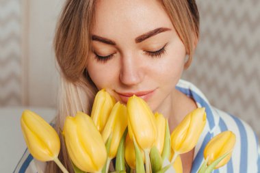 Bir buket lalesi olan güzel bir kadın. Anneler Günü konsepti