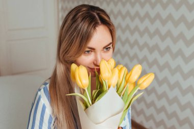 Bir buket lalesi olan güzel bir kadın. Anneler Günü konsepti
