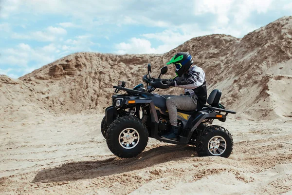 ATV 가 모래 위에서 레이스를 벌입니다. 극단 과 스포츠에 대한 개념 — 스톡 사진