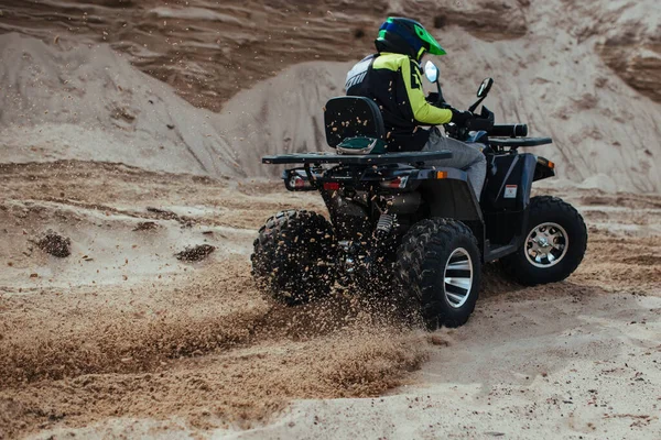 ATV 가 모래 위에서 레이스를 벌입니다. 극단 과 스포츠에 대한 개념 — 스톡 사진