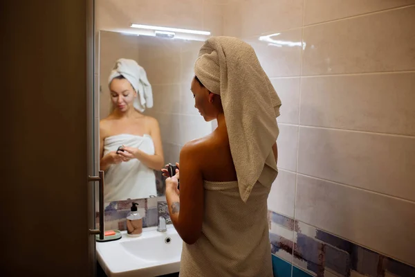 Spa 와 cosmetology 입니다. 집에서 얼굴 피부 관리. 욕실에 있는 여자 애는 크림 마스크를 쓴다 — 스톡 사진
