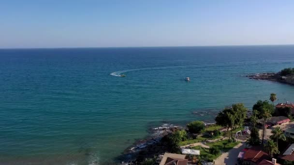 Vista desde la altura del mar Mediterráneo de Turquía. Yate hola a la costa lejana de Antalya.Turismo y descanso para cinco estrellas — Vídeos de Stock