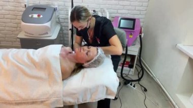 Anti-Aging yordamı: profesyonel güzellik uzmanı Mezoterapi sırasında kadının yüz cilt içinde birden çok enjeksiyonları yapar. Biorevitalization ve yüz germe