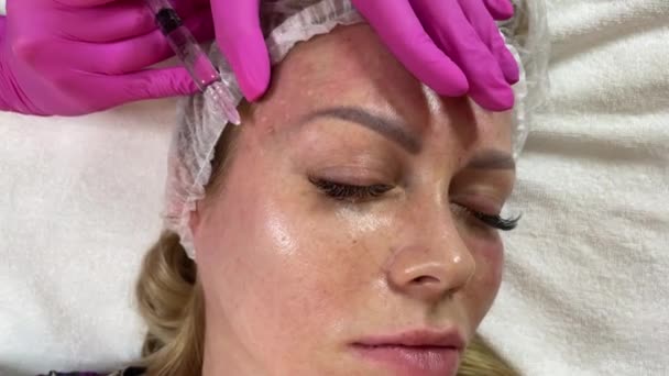 Procédure anti-âge : le cosmétologue professionnel fait des injections multiples dans la peau du visage des femmes pendant la mésothérapie. Biorevitalisation et lifting — Video