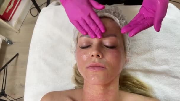 Anti-aging procedure: professional cosmetologist makes multiple injections in womans face skin during mesotherapy. Biorevitalization and face lifting — Stock Video