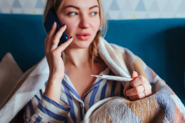 Żeń Szeń Patrzy Termometr Rozmawia Przez Telefon Odwiedza Karetkę Koncepcja — Zdjęcie stockowe