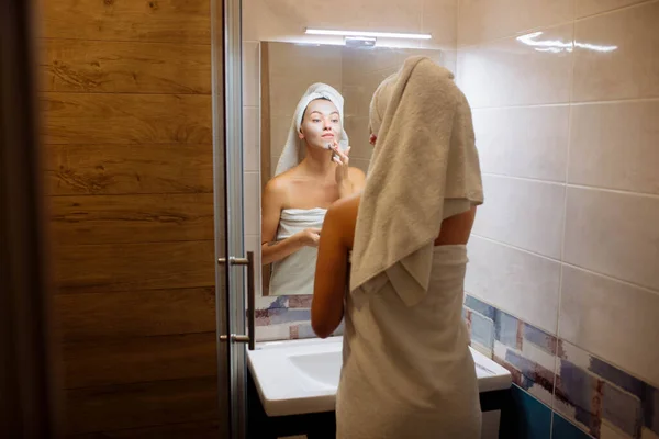 Spa Kozmetoloji Evde Yüz Bakımı Banyodaki Kız Krem Rengi Maske — Stok fotoğraf