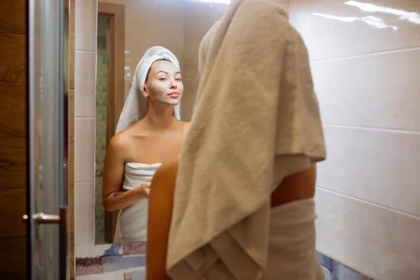 Spa Cosmetología Cuidado Facial Piel Casa Chica Baño Aplica Una —  Fotos de Stock