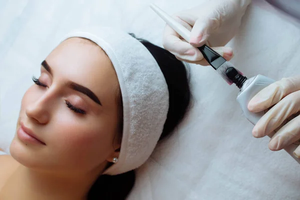 Cosmetologo Applicare Maschera Nera Sul Viso Bella Donna Indossando Guanti — Foto Stock