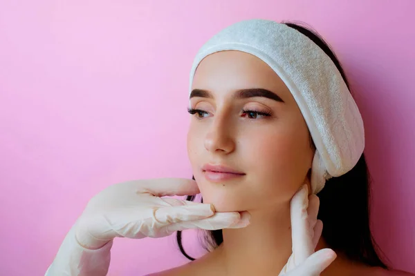 Prendersi Cura Della Pelle Crema Cosmetica Sul Viso Una Donna — Foto Stock