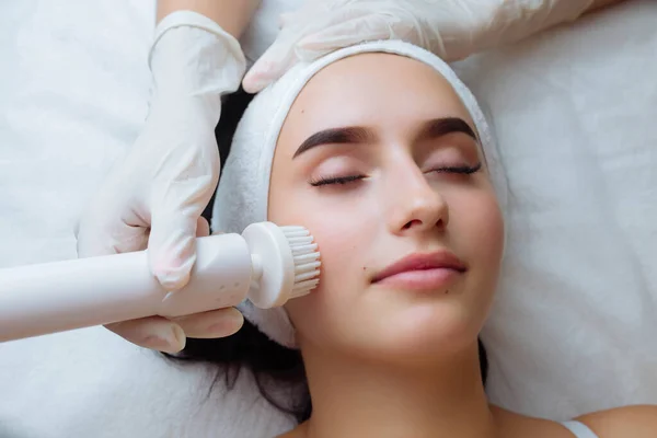 Massaggio Facciale Spazzolatura Viso Procedura Spa Cosmetologia — Foto Stock