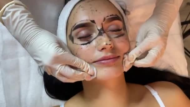 Κοντινό Πλάνο Του Cosmetologists Χέρι Κάνοντας Υλικό Άνθρακα Ξεφλούδισμα Από — Αρχείο Βίντεο