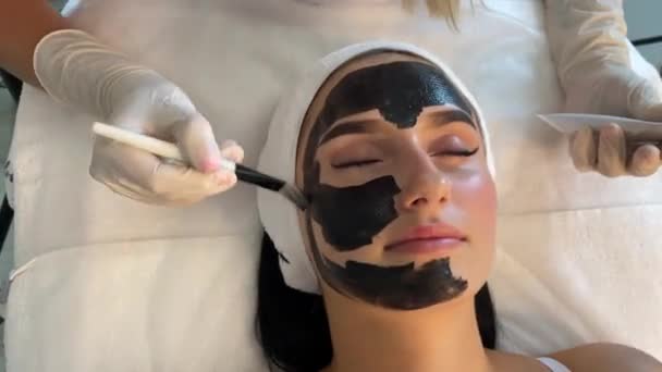 Cosmétologue Appliquer Masque Noir Sur Joli Visage Femme Portant Des — Video