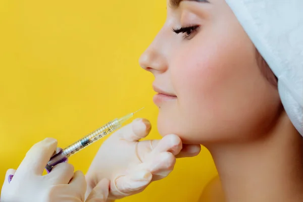 Labios Femeninos Sensuales Aumento Labios Procedimiento Jeringa Cerca Boca Las — Foto de Stock