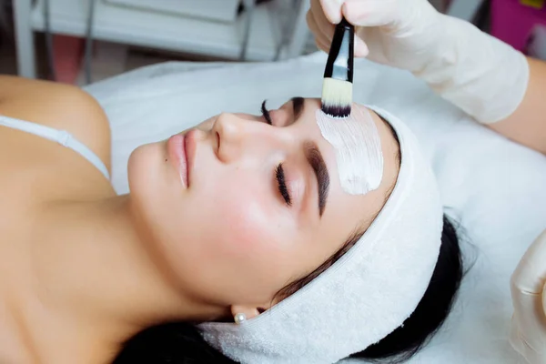 Procedura Cosmetica Facciale Nel Salone Spa Procedura Applicare Una Maschera — Foto Stock