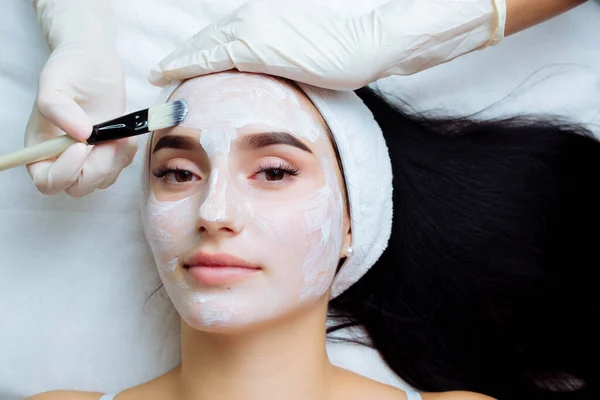 Zabieg Odmładzania Twarzy Śmietaną Spa Kosmetologia Pielęgnacja Skóry Maska Piękności — Zdjęcie stockowe