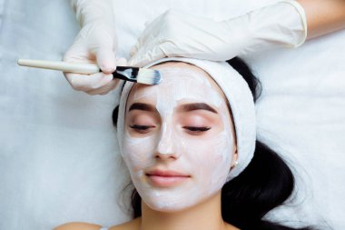 Kremalı yüz yenileme prosedürü. Spa ve kozmetik cilt bakımı. Güzellik maskesi. Yakın plan..
