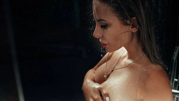 Autentické Nahé Blondýny Dívka Sprchuje Myje Sexy Tělo Kapkami Vody — Stock fotografie