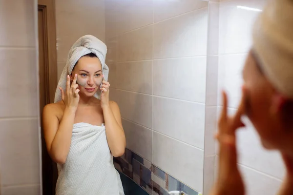 Spa Cosmétologie Soins Visage Maison Fille Dans Salle Bain Applique — Photo