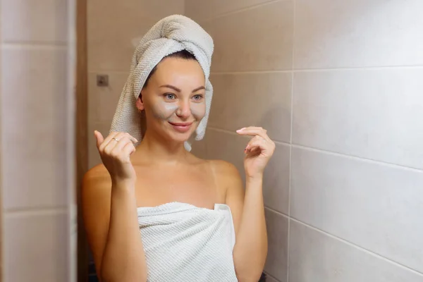 Spa Cosmetologia Cuidados Pele Facial Casa Menina Banheiro Aplica Uma — Fotografia de Stock