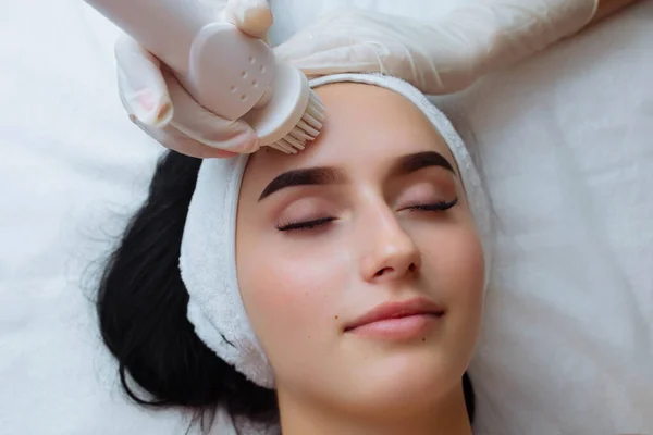 Massaggio Facciale Spazzolatura Viso Procedura Spa Cosmetologia — Foto Stock