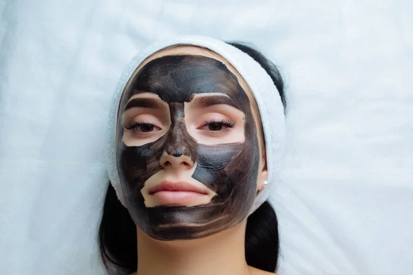 Kosmetolog Stosujący Czarną Maskę Ładnej Kobiecej Twarzy Czarnych Rękawiczkach Piękna — Zdjęcie stockowe