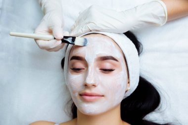 Kremalı yüz yenileme prosedürü. Spa ve kozmetik cilt bakımı. Güzellik maskesi. Yakın plan.