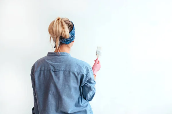 Dívka malovat stěnu štětcem — Stock fotografie