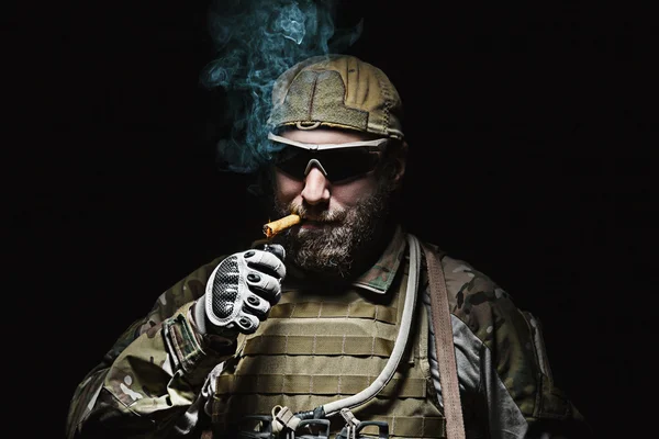 Soldado do Exército dos EUA fumando — Fotografia de Stock