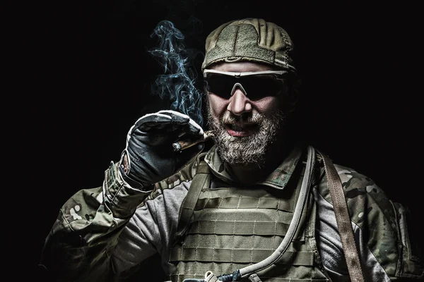 Soldado do Exército dos EUA fumando — Fotografia de Stock