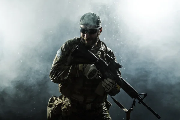 Soldado do Exército dos EUA à chuva — Fotografia de Stock