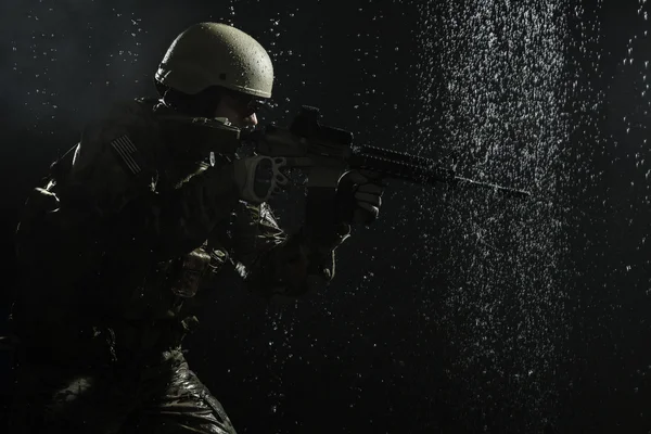 Soldado do Exército dos EUA à chuva — Fotografia de Stock