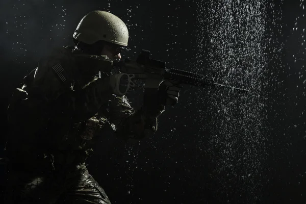 US Army soldier in the rain — Stock Photo, Image