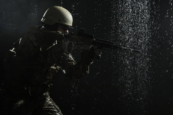 Солдат армии США под дождем
