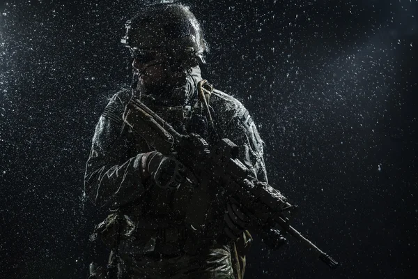 Nas armia żołnierz w deszczu — Zdjęcie stockowe